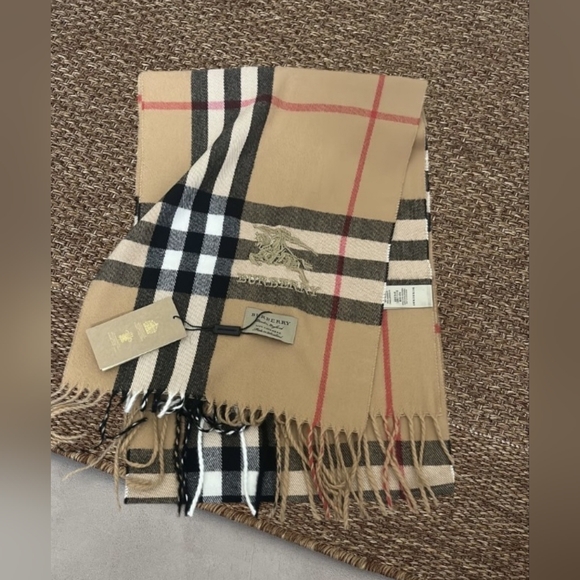 Burberry scarf - Picture 1 of 3
